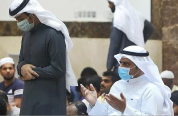 ما حكم الصلاة بالكمامة وهل وضع الكحول عليها يفسد العبادة 