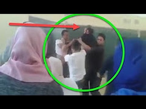 بالفيديو  ..   شجار عنيف بين معلم و عدد من الطلاب بمدرسة في المغرب 