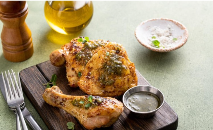 الدجاج المشوي بالتتبيلة الخاصة والتوابل العربية الحارة 