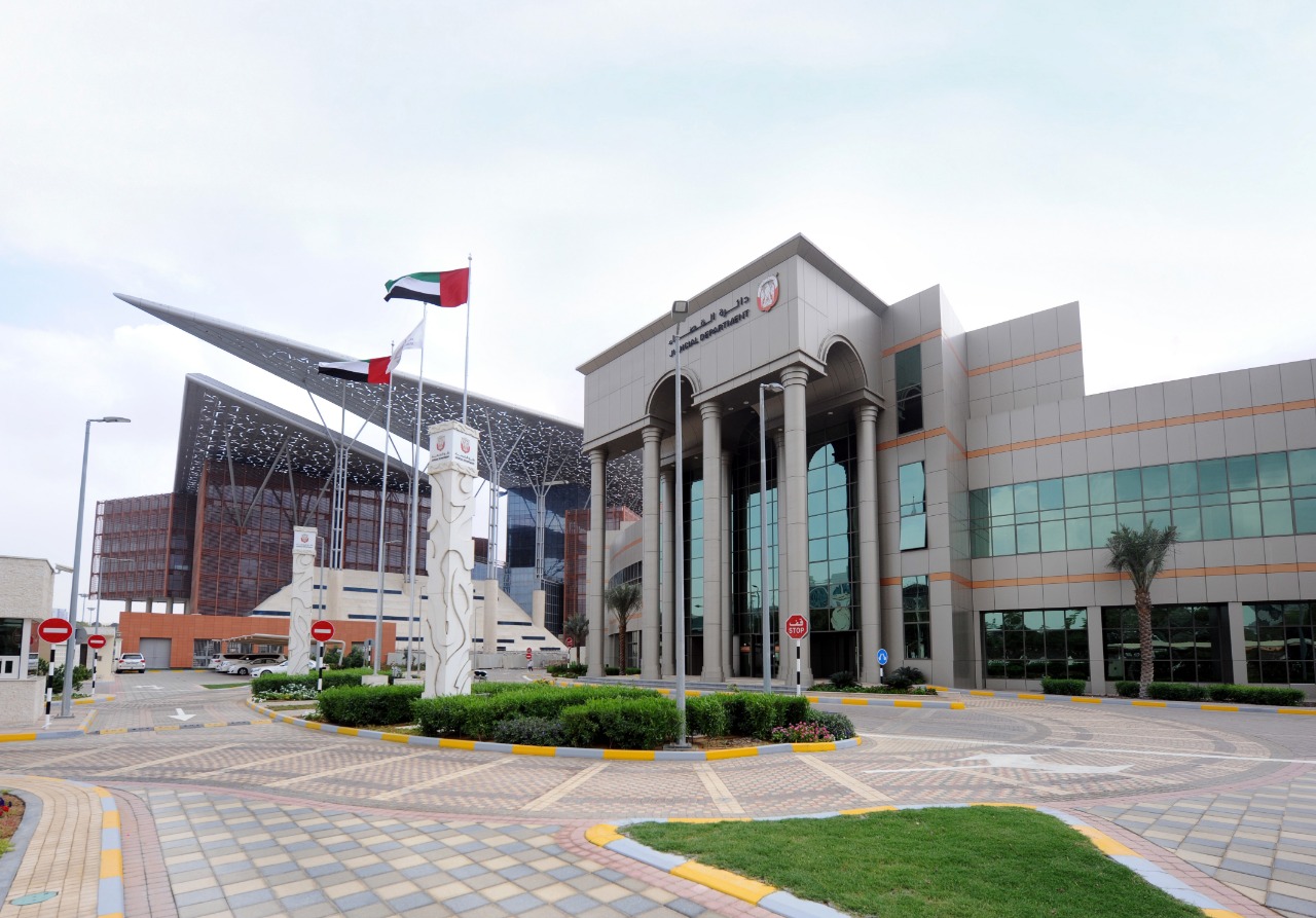 الامارات ..  إلزام مستشفى بدفع مليون و300 ألف درهم لرجل وزوجته