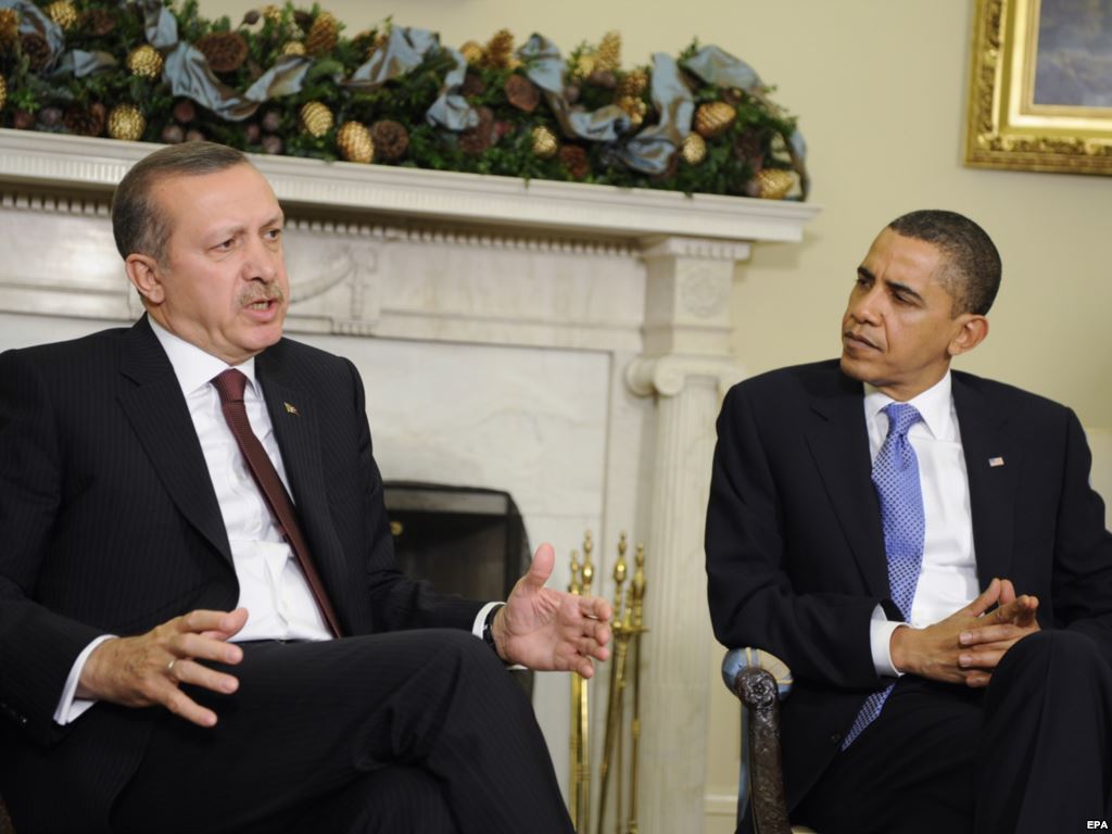 بالفيديو ..  ماذا فعل "أردوغان" بعد أن وضع "أوباما" قدماً على قدم ؟!