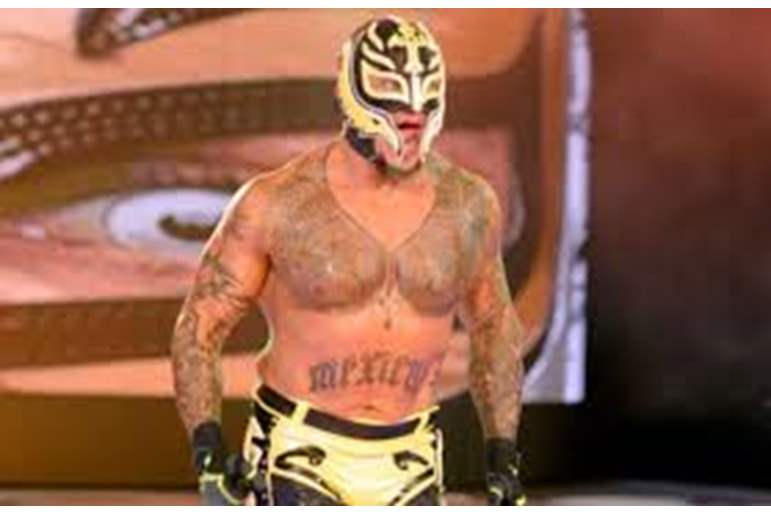 شاهد  ..  لأول مرة ..  الكشف عن وجه نجم الـ"WWE" دون قناع