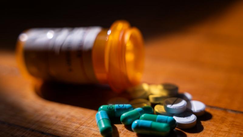 وزير الصحة يعلن خفض أسعار 97 صنفا دوائيا بنسب متفاوتة