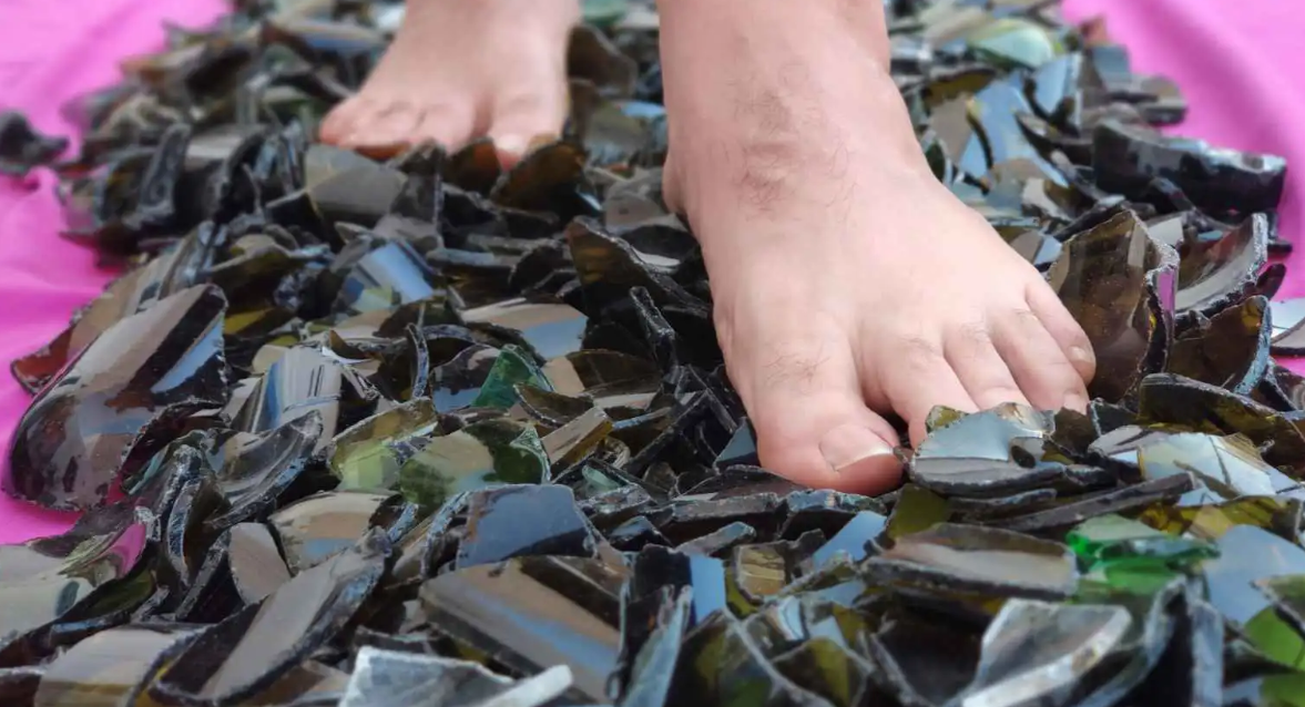 ماذا يعني السير فوق الزجاج المحطم في المنام؟