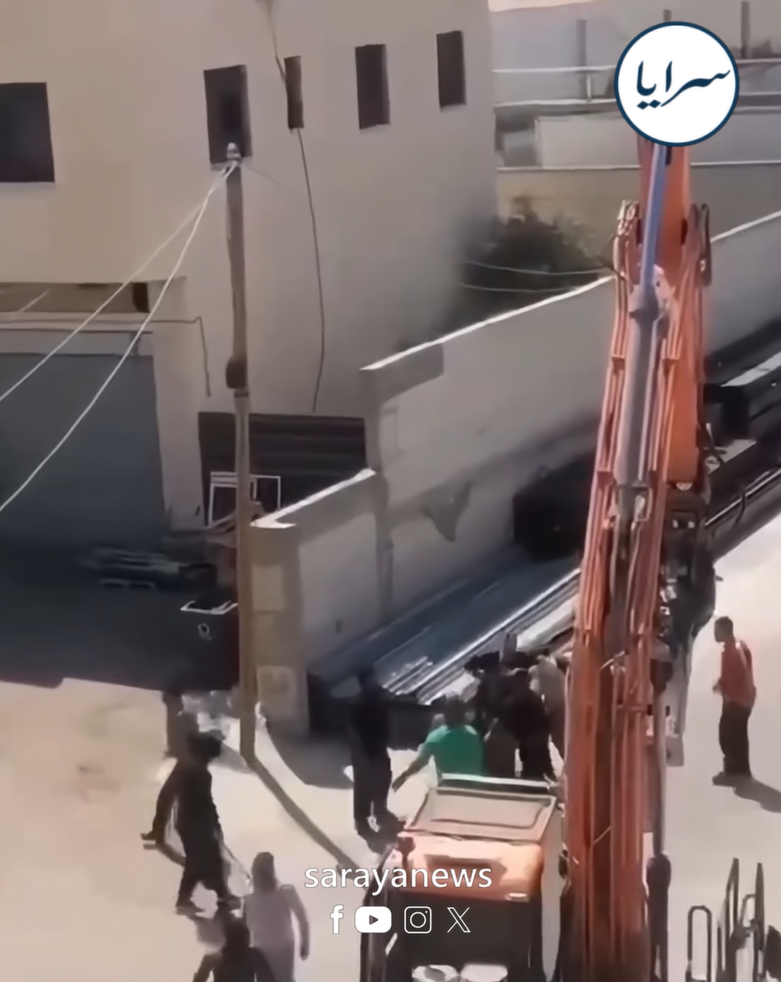 مشاهد متداولة لمشاجرة بالآليات الثقيلة قرب رام الله