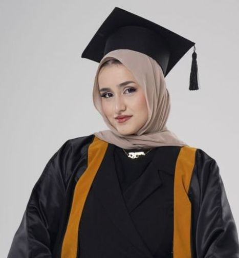 أ.د.عريقات وعائلته يهنئون ابنتهم دانا بتخرّجها وبتفوّق من الجامعة الاردنية بتخصص هندسة ميكاترونكس 
