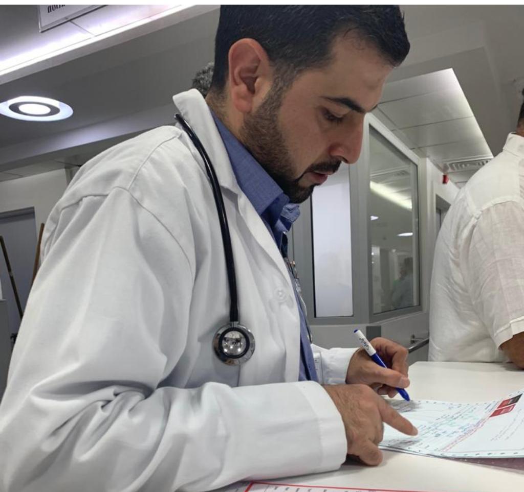 عامر ابو سنينة الطبيب الانسان 