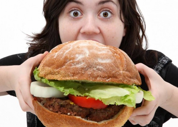 تحذير ..  12 خطأ خلال الأكل قد تدمر صحتك