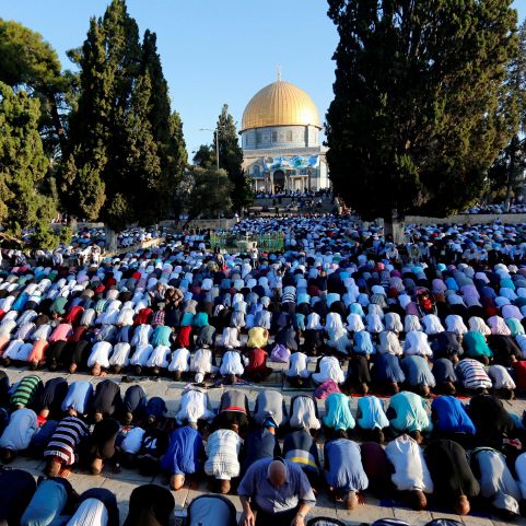 المقدسيون يؤدون صلاة الفجر برحاب الأقصى بعد إعادة فتح أبوابه