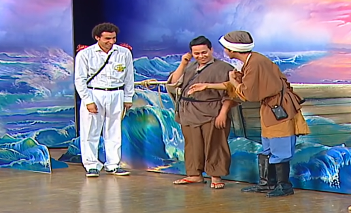 علي ربيع نسي الكلام على المسرح  أنا من مباحث الماية يالا