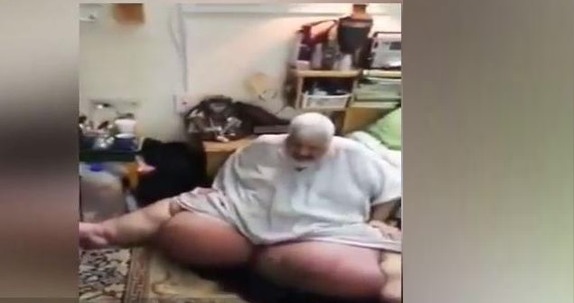بالفيديو  ..  شاهد كيف تم اخراج شخص حبسه داء الفيل 8 سنوات 