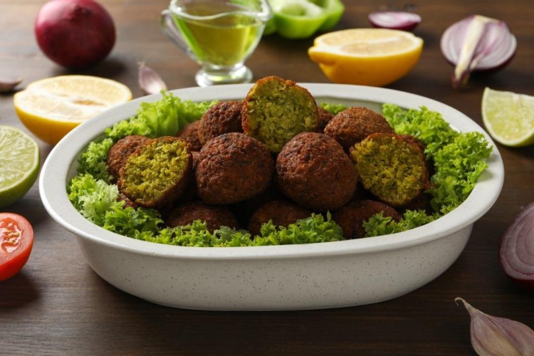 طريقة عمل الطعمية بالفول الأخضر للفطور