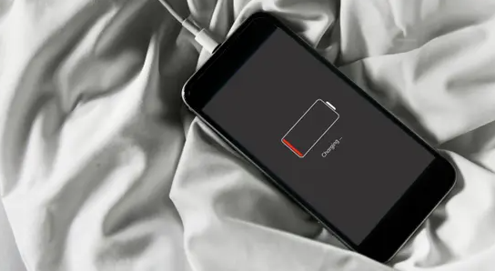 حقيقة أم خرافة: هل يؤدي شحن الهاتف طوال الليل إلى إتلاف البطارية؟