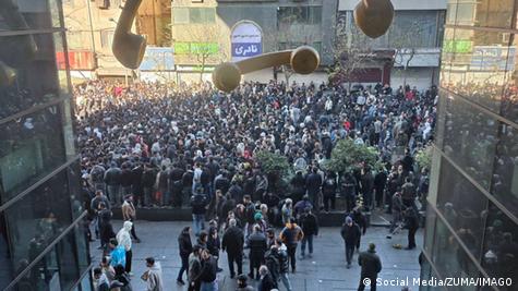 استمرار التظاهرات في إيران ومحاولة اقتحام مبنى حكومي وسط تدهور العملة في البلاد