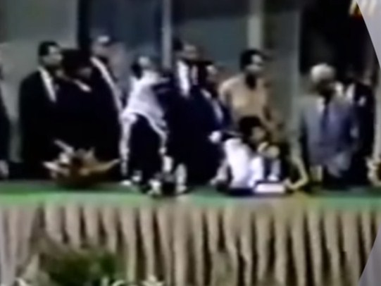 فيديو نادر  ..  لحظة اندلاع مشاجرة بين القذافي و مبارك اثناء القمة العربية عام (1990)