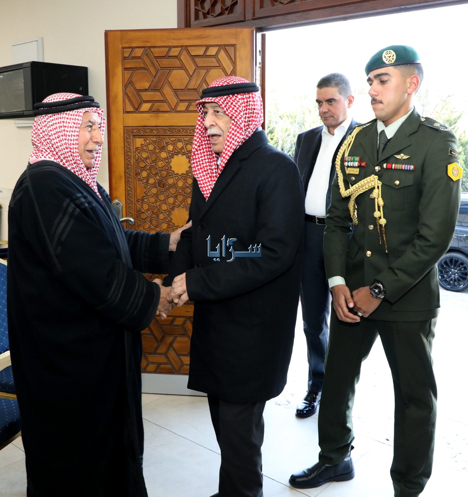 العيسوي ينقل تعازي جلالة الملك وولي العهد إلى عشيرة الرواشدة  .. صور