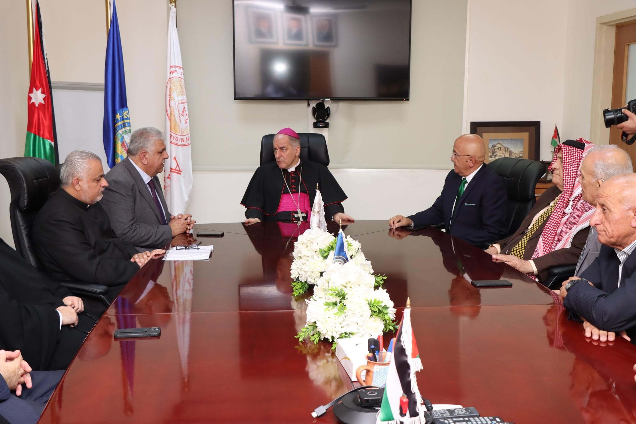 سفير الفاتيكان يزور الجامعة الأميركية في مادبا