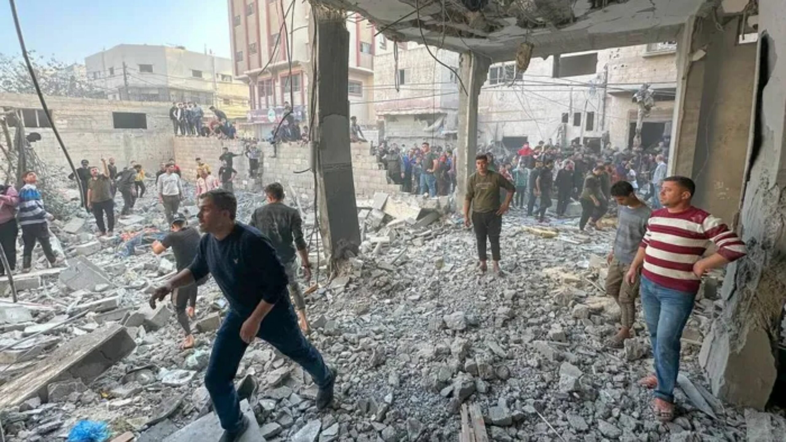 استشهاد فلسطينيين وإصابة آخرين جراء قصف الاحتلال شرقي غزة