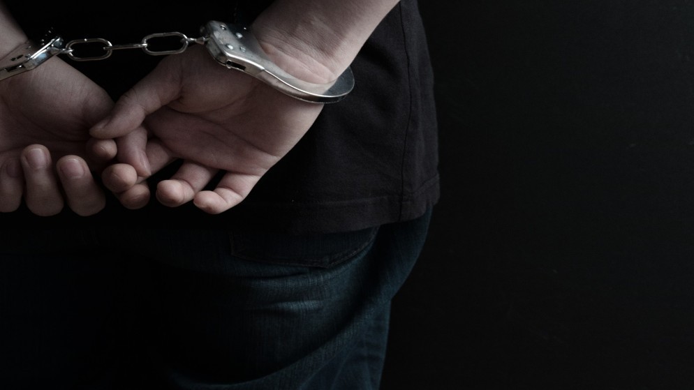  ضبط شخص نشر فيديوهات يستعرض بإطلاق عيارات نارية ومخالفات مرورية 