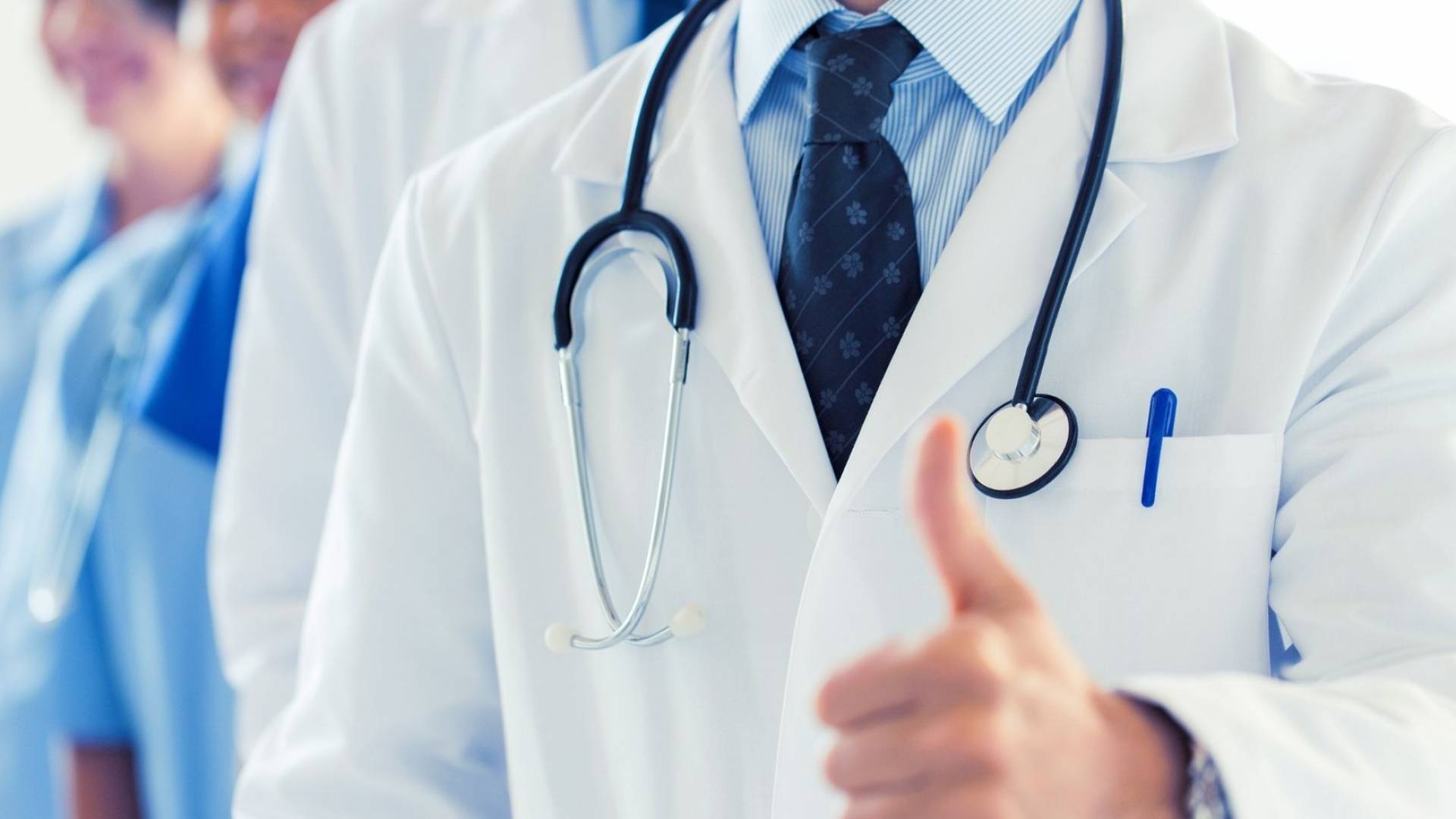 بعد ضبط "طبيب مزيف" ..  نقابة الأطباء المصرية تكشف آليات التحقق من هويات الممارسين