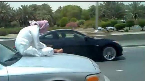 فيديو  .. شاب سعودي يجلس على مقدمة سيارته المسرعة ..  يثير دهشة الجميع