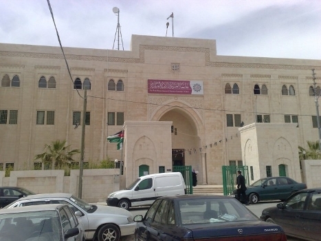 خريجو "العلوم الاسلامية" لـ "سرايا" : الجامعة تحشر فرحتنا في ملعب صغير رغم تقاضيها 105 دنانير من كل خريج