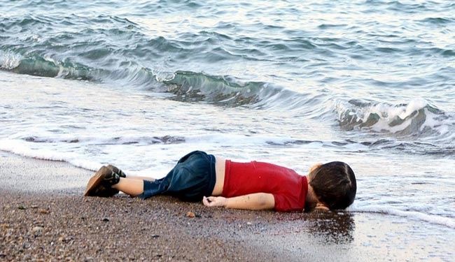 مأساة " إيلان " تتجدد  ..  طفل لاجئ لم يبلغ العام يموت غرقاً في البحر المتوسط - صورة