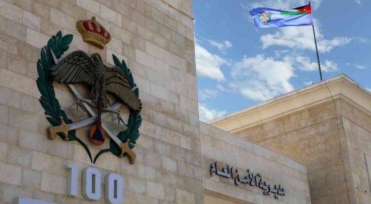 رقيب سير وطاقم دورية نجدة ينقذان طفلين علقا داخل مركبة في محافظة العقبة  