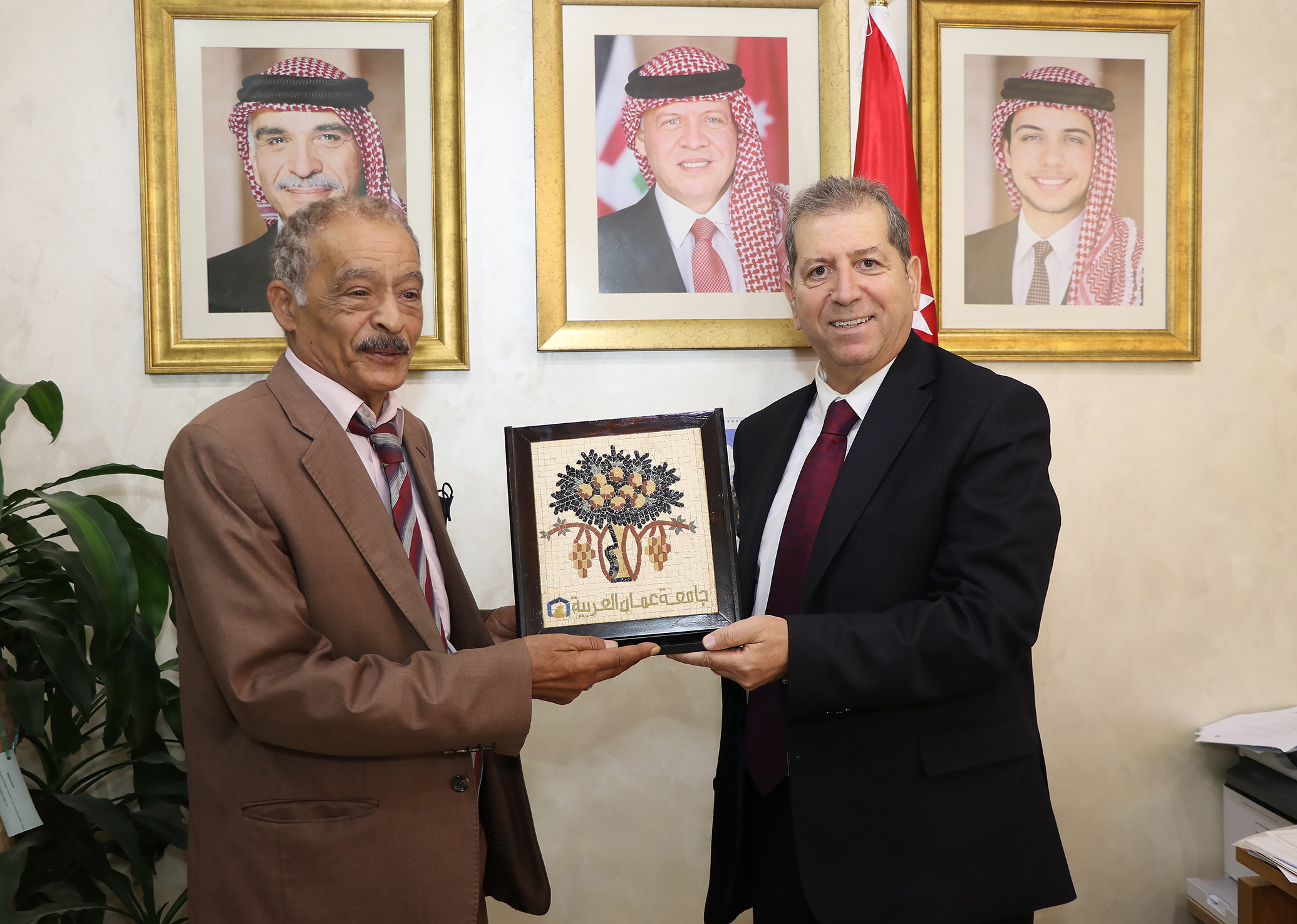 بالصور  ..  رئيس "عمان العربية" يستقبل وفداً من منظمة الصداقة الدولية