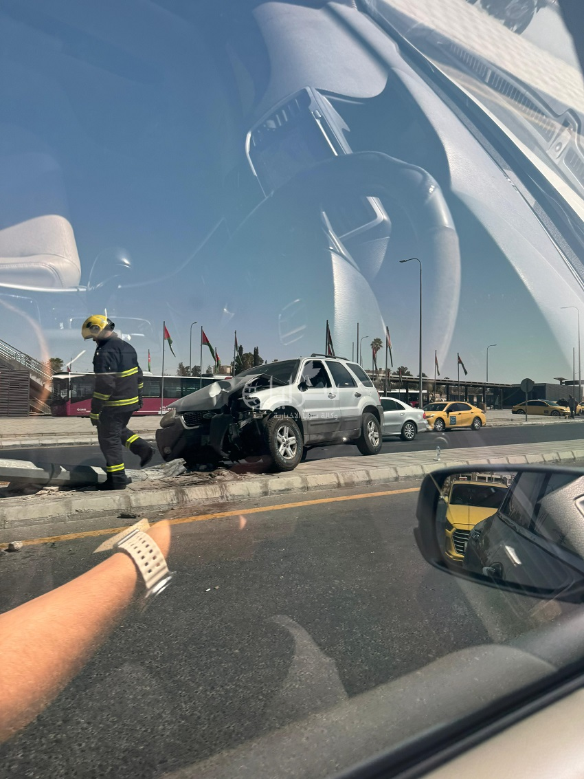 بالصور ..  اصطدام مركبة بعمود كهرباء قرب الباص السريع في الزرقاء 