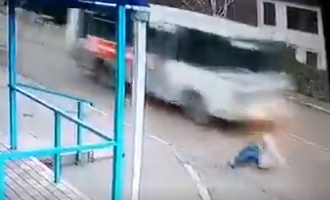 بالفيديو  .. نجاة فتاة روسية من الموت بأعجوبة