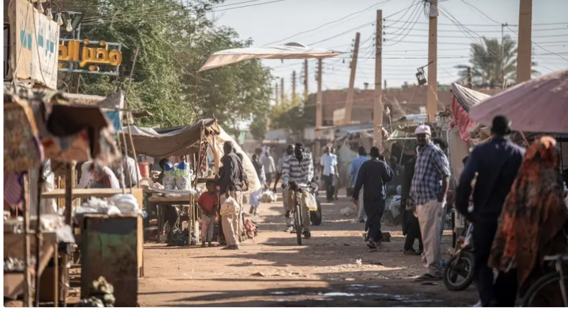 الملابس والأثاث مقابل الغذاء ..  لا سيولة لدى السودانيين