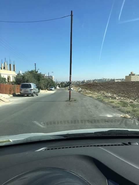 شكاوى من عمود يقع في منتصف الشارع في اربد 