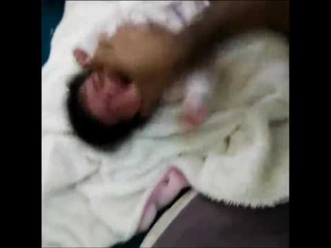 سعودي يعذّب طفلته الرضيعة ..  ما السبب؟ (شاهد)