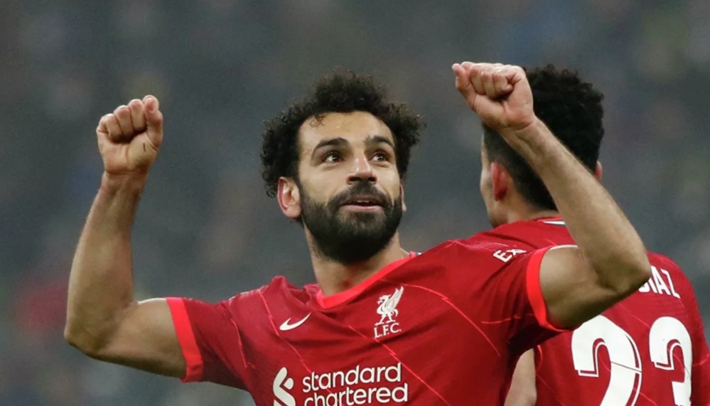 محمد صلاح يكشف سر استلام زوجته جائزة "الحذاء الذهبي" بدلا منه