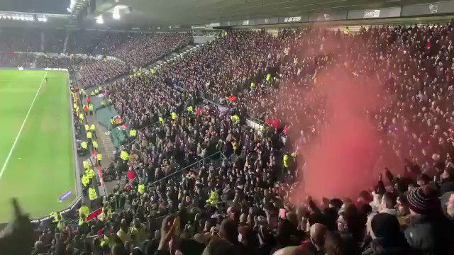 شاهد ..  جماهير مانشستر يونايتد تردد أسم الأسطورة كريستيانو رونالدو : " يعيش رونالدو ، يعيش رونالدو " 