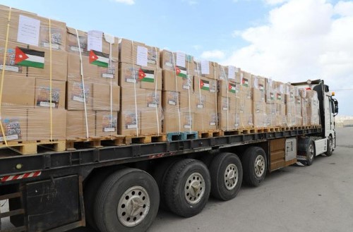 الأردن يسير 92 شاحنة إلى غزة تحمل طرودا غذائية وصحية وخيما