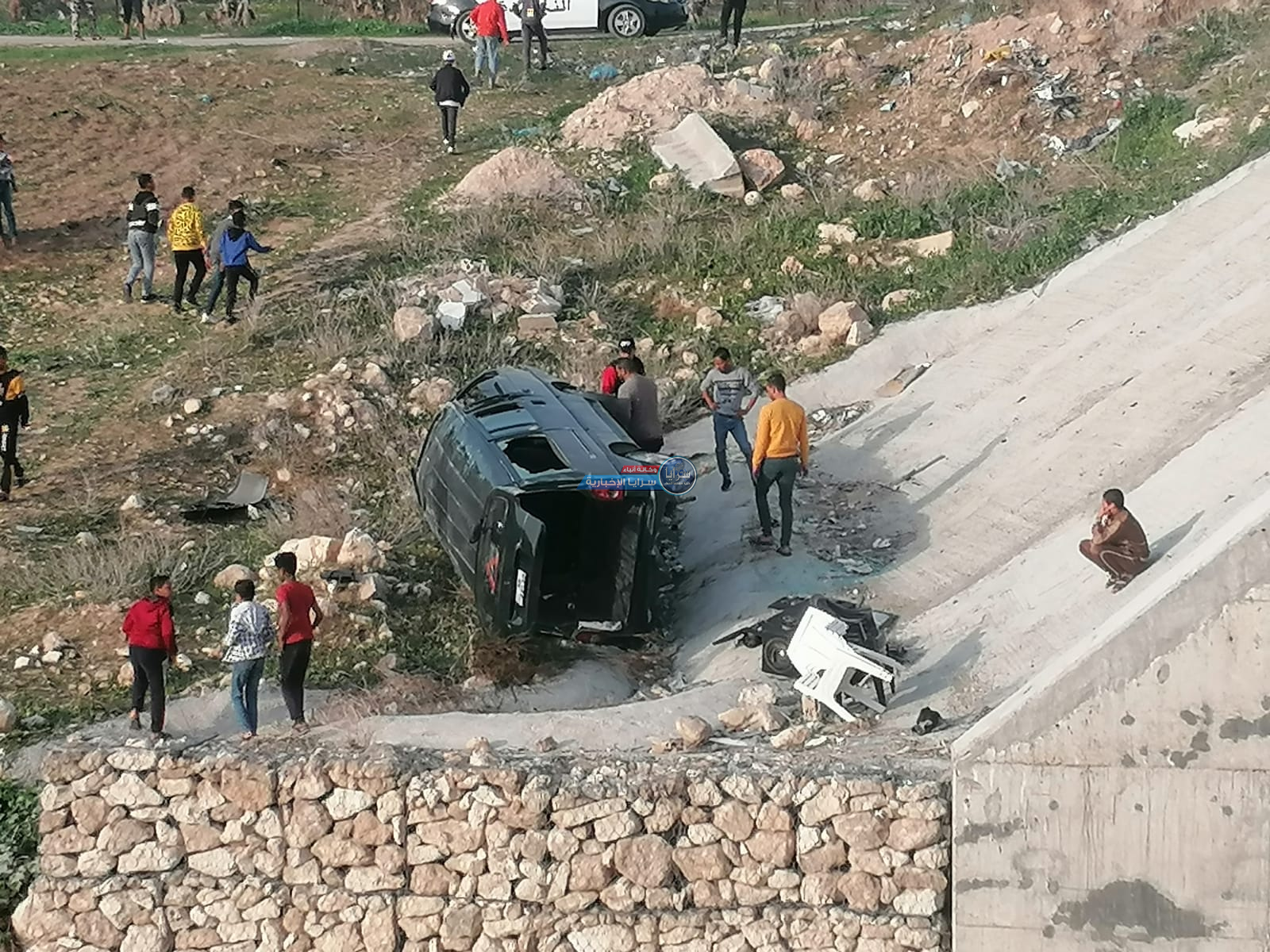 (5) إصابات بحادث تدهور وسقوط باص من أعلى جسر وقاص بالأغوار الشمالية