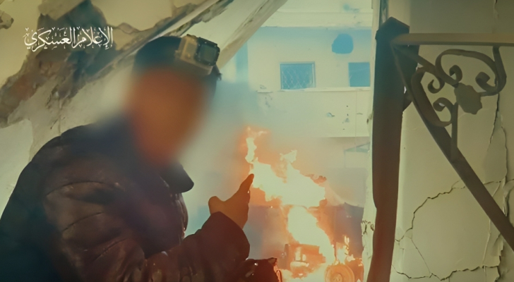 "لعيون أبو حسين فرحات" ..  مقاوم قسامي يهدي مشهدا لتفجير دبابة للاحتلال (تفاصيل)