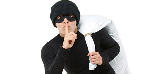 سارق يعود لمنزل اقتحمه لاستعادة قميصه!