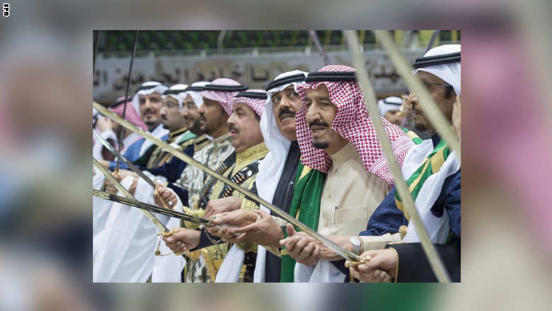 بالصور: الملك سلمان يؤدي “العرضة” بالسيف ويقبّل علم السعودية ونجله الأمير محمد يزور جرحى الجيش