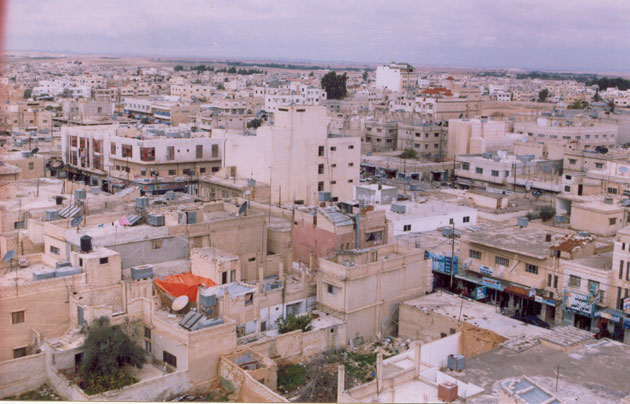 أمام بلدية المفرق ..  أهالي الغدير الأخضر دون مياه و شوارع معبده منذ سنوات 