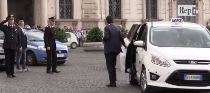شاهِد رئيس الوزراء الإيطالي وهو يستقلُّ سيارة أجرة للقاء قائد البلاد