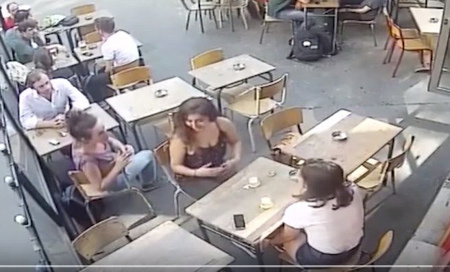 بالفيديو  ..  شاب يتحرش بفتاة و يصفعها بقوة لرفضها الانصياع له 
