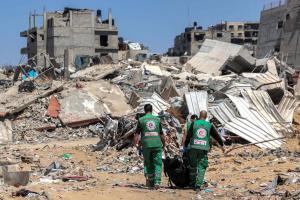 “الأورومتوسطي”: (إسرائيل) تستخدم في غزة قنابل تذيب جثث الضحايا