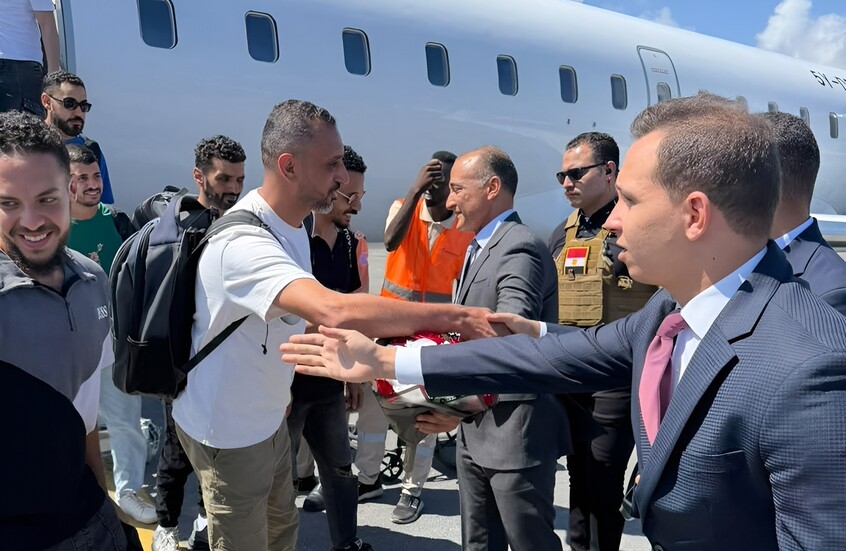 بعد أشهر من الاحتجاز ..  أول ظهور للبحارة المصريين المحررين في الصومال
