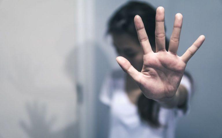 بالصور ..  فنانة مصرية تنهار بالبكاء بعد تعرضها للتحرش