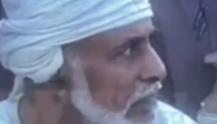 بالفيديو ..  ما هو الموقف الذي أضحك السلطان قابوس وما الذي جعله بنظر بغضب لأحد المسؤولين ..  وما قصة العجوز الذي أوقف موكبه؟!