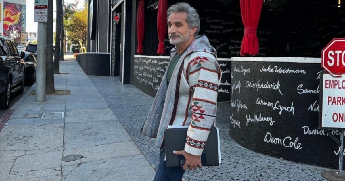  باسم يوسف بذكاء يختار ملابسه خلال المقابلة مع بيرس مورغان