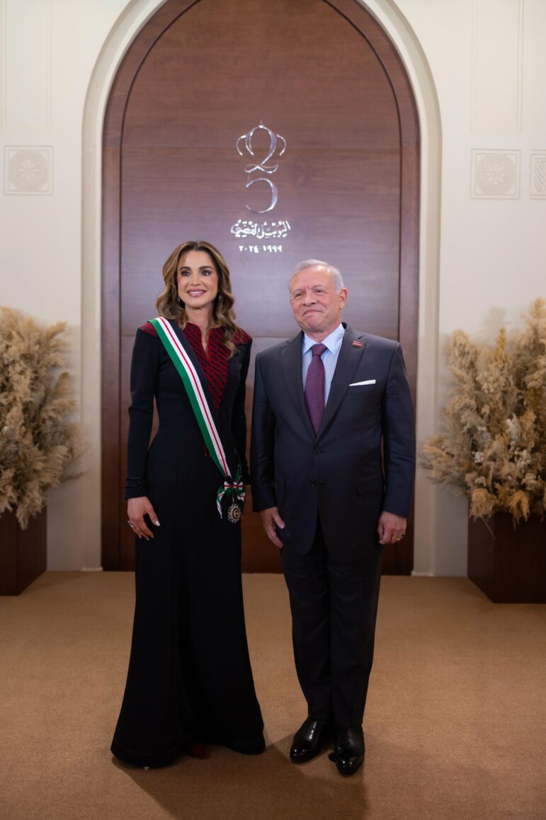 الملك يقلد الملكة وسام النهضة المرصع تقديرا لعطائها المتميز